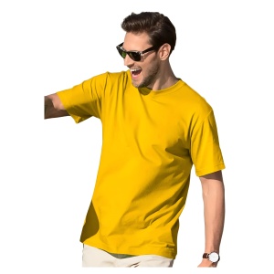 Barbat vesel si tanar cu ochelari de soare la ochi poarta un tricou barbat simplu elegant din bumbac de culoare galben