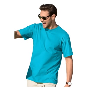Barbat vesel si tanar cu ochelari de soare la ochi poarta un tricou barbat simplu elegant din bumbac de culoare turcoaz