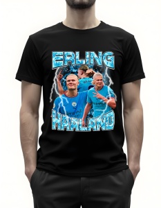 Bărbat purtând un tricou negru cu design grafic al fotbalistului Erling Haaland în echipamentul echipei Manchester City, prezentând mai multe imagini ale jucătorului în diferite ipostaze. Numele 'Erling Haaland' este scris cu litere mari albastre cu efect