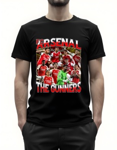 Bărbat purtând un tricou negru cu imprimeu grafic al jucătorilor echipei Arsenal FC în diverse ipostaze, cu textul 'FC Arsenal The Gunners' scris în roșu în partea de sus și jos.