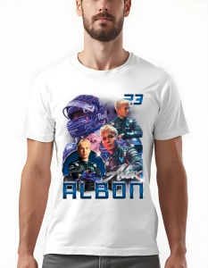 Bărbat purtând un tricou alb cu grafică imprimată, prezentând mai multe imagini ale pilotului de curse Alex Albon, inclusiv numărul său '23' și numele 'Alex Albon', pe un fundal albastru.