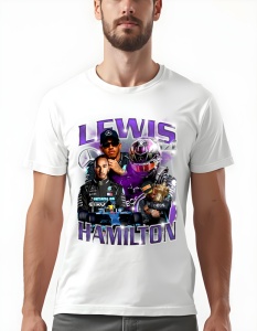 Bărbat purtând un tricou alb cu grafică imprimată, prezentând mai multe imagini ale pilotului de curse Lewis Hamilton, inclusiv numele 'LEWIS HAMILTON' și simbolul echipei Mercedes, pe un fundal violet.