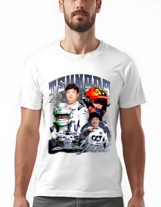 Bărbat purtând un tricou alb cu grafică imprimată, prezentând mai multe imagini ale unui pilot de curse în diferite ipostaze, cu textul 'TSUNODA', numărul '22' și numele 'Yuki', pe un fundal întunecat.