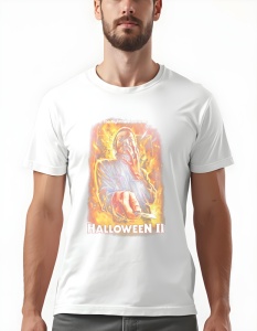 Tricou alb cu un design inspirat din filmul Halloween II, prezentându-l pe Michael Myers în prim-plan cu un cuțit, înconjurat de flăcări intense, și textul 'The Nightmare Isn't Over!' deasupra.