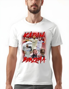 Bărbat purtând un tricou alb cu un design grafic al fotbalistului Karim Benzema, reprezentat în diverse ipostaze pe teren în echipamentul Real Madrid, alături de trofeul Balonul de Aur, cu textul 'Karim Benzema' scris într-un font roșu stilizat deasupra ș