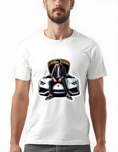 Bărbat purtând un tricou alb cu un design grafic ilustrând un tânăr așezat pe capota unei mașini Lamborghini albă, purtând ochelari de soare și haine casual, cu logo-ul Lamborghini afișat pe fundal.