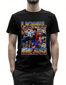 Bărbat purtând un tricou negru cu un design grafic al fotbalistului Lionel Messi, reprezentat în ipostaze emblematice din cariera sa atât la FC Barcelona, cât și la echipa națională a Argentinei, cu trofee și numărul 10 vizibil, și numele 'Lionel Messi' s