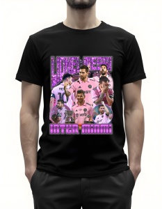 Bărbat purtând un tricou negru cu un design grafic al lui Lionel Messi în echipamentul roz al echipei Inter Miami. Designul prezintă mai multe imagini ale lui Messi în diverse ipostaze, inclusiv cu numărul său 10 și în timpul unui meci. Numele 'Lionel Mes