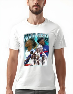Bărbat purtând un tricou alb cu un design grafic intitulat 'NXT GEN', reprezentând jucători de fotbal din noua generație, în diverse ipostaze pe teren și cu trofee, pe un fundal albastru-verde strălucitor.