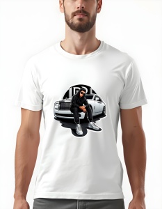 Bărbat purtând un tricou alb cu un design grafic reprezentând un tânăr așezat pe capota unei mașini Rolls-Royce albă, purtând ochelari de soare și o ținută casual, cu grila iconică a mărcii Rolls-Royce pe fundal.