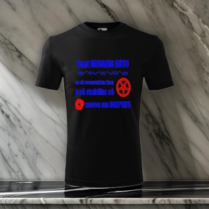 Tricou negru cu un mesaj tipografic în albastru și roșu, care spune: 'Sunt mecanic auto, ca să economisim timp o să stabilim că mereu am dreptate', însoțit de iconițe cu o roată și un volan