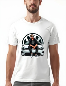Bărbat purtând un tricou alb cu grafică imprimată, înfățișând un bărbat cu ochelari de soare, îmbrăcat în negru, stând pe capota unei mașini Volkswagen, cu logo-ul Volkswagen stilizat în fundal.