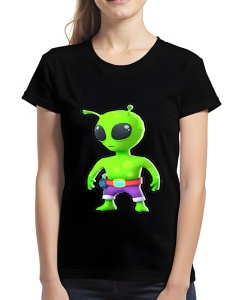 Tricou negru cu un design colorat care înfățișează un personaj stilizat din Stumble Guys sub forma unui extraterestru verde, cu ochi mari negri și antene, purtând pantaloni scurți mov cu o centură colorată.