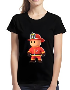 Tricou negru cu un design colorat care înfățișează un personaj stilizat din Stumble Guys îmbrăcat ca un pompier, purtând un costum roșu, mănuși negre și o cască roșie cu numărul '2' pe insignă.