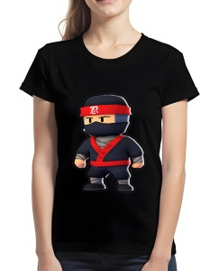 Tricou negru cu un design colorat care înfățișează un personaj stilizat îmbrăcat ca un ninja, purtând un costum negru, bandană roșie cu simboluri asiatice și detalii roșii pe tunică.