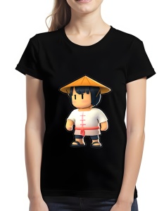 Tricou negru cu un design colorat care înfățișează un personaj stilizat din Stumble Guys purtând un pălărie tradițională asiatică de paie, o tunică albă cu detalii roșii, o curea roșie și sandale.