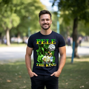 Bărbat purtând un tricou negru cu un design dedicat lui Pelé, incluzând imagini ale fotbalistului și textul 'Pelé The King', pozând într-un parc.