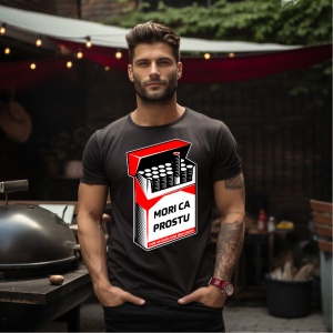 Bărbat cu o expresie serioasă, purtând un tricou negru personalizat cu un design care parodiază un pachet de țigări. Designul include un pachet de țigări deschis, cu textul 'MORI CA PROSTU' în prim-plan, însoțit de un mesaj ironic în stil de avertisment. 