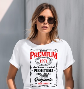 Femeie care poartă un tricou alb personalizat cu mesajul: ''Anul in care s-a nascut perfectiunea (1971), 100% unicat cu piese originale''.