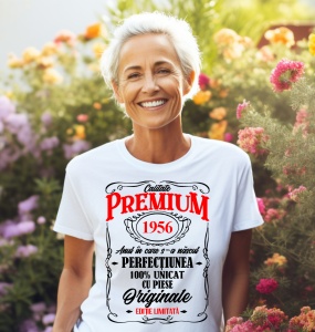 Femeie care poartă un tricou alb personalizat cu mesajul: ''Anul in care s-a nascut perfectiunea (1956), 100% unicat cu piese originale''.