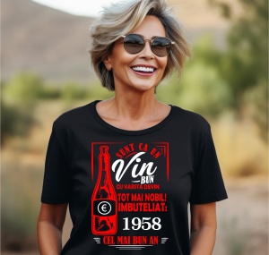 Femeie zâmbitoare purtând un tricou negru cu un mesaj în română despre vin, în care se menționează că este ca un vin bun care devine mai nobil cu vârsta, îmbuteliat în 1958, cel mai bun an.