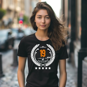 Femeie care poartă un tricou negru personalizat cu mesajul: ''19 ani de excelenta''