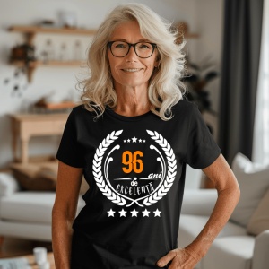 Femeie care poartă un tricou negru personalizat cu mesajul: ''96 ani de excelenta''