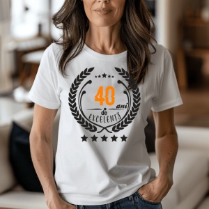 Femeie zâmbitoare purtând un tricou personalizat cu mesajul: ''40 ani de excelenta''