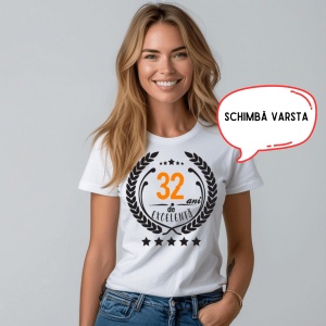 Femeie zâmbitoare purtând un tricou personalizat cu mesajul: ''32 ani de excelenta''. Textul dintr-un balon spune: Schimbă vârsta