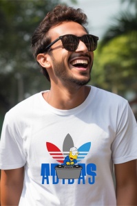 Bărbat zâmbitor purtând ochelari de soare și un tricou alb cu un design parodic, având o imagine cu Bart Simpson ca DJ, în fața unui logo Adidas stilizat în culori roșu, gri și albastru.