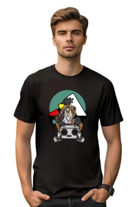 Tânăr purtând un tricou negru cu un design grafic ce înfățișează un personaj de desene animate cu păr afro și ochelari, așezat pe un casetofon portabil, cu un fundal în culori geometrice roșu, galben, verde și negru.