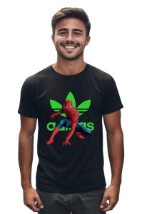 Bărbat purtând un tricou negru cu un design parodic, având o imagine cu Spider-Man în fața logo-ului Adidas în verde.