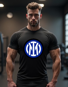 Bărbat purtând un tricou alb cu sigla echipei de fotbal Inter Milano, reprezentată într-un cerc albastru și negru cu inițialele 'IM' stilizate. Bărbatul se află într-o sală de sport modernă, cu un decor minimalist în fundal.