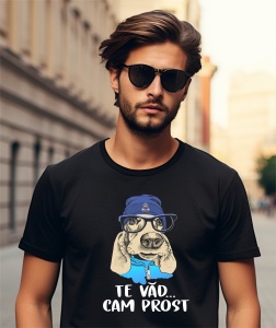 Bărbat purtând un tricou negru cu un design de câine desenat în stil amuzant, purtând o pălărie albastră și ochelari, alături de textul 'Te văd... cam prost'