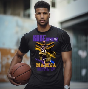 Tânăr purtând un tricou negru personalizat cu un design dedicat lui Kobe Bryant, incluzând mesajul 'Mamba Mentality' și o grafică vibrantă cu șarpe și elemente de baschet, ținând o minge de baschet într-un decor urban.
