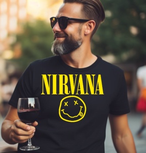 Bărbat purtând un tricou negru cu design-ul iconic al trupei Nirvana, imprimat în galben. Pe tricou este textul „NIRVANA” deasupra feței zâmbitoare distincte, cu ochii în formă de X. Bărbatul poartă ochelari de soare, are o barbă îngrijită și ține în mână