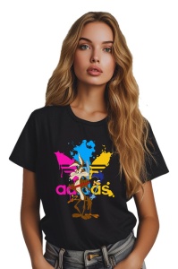 Femeie cu păr lung, purtând un tricou negru cu un design colorat ce înfățișează personajele animat Road Runner și Wile E. Coyote, împreună cu un logo Adidas stilizat în culori vibrante.