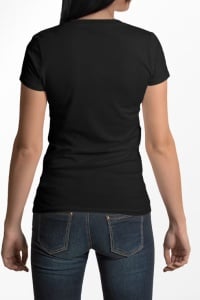 Vedere din spate a unei femei purtând un tricou negru, evidențiind designul simplu al spatelui tricoului. Femeia poartă blugi albastri și este surprinsă într-o poziție dreaptă, cu mâinile lăsate în jos.