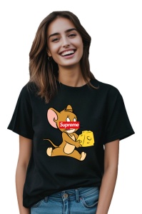 Femeie zâmbitoare purtând un tricou negru cu un design de Jerry din Tom și Jerry, ținând o bucată de brânză, având logo-ul Supreme pe față.