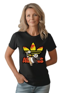 Femeie purtând un tricou negru cu un design ce combină logo-ul Adidas, stilizat cu culori galben și portocaliu, și personajele din Kung Fu Panda, imprimat într-un stil vesel și colorat.