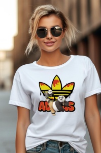 Femeie purtând un tricou alb cu un design ce combină logo-ul Adidas, stilizat în culori galben și portocaliu, și personajele din Kung Fu Panda, imprimat într-un stil vesel și colorat. Femeia poartă ochelari de soare.