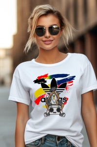 Femeie purtând ochelari de soare și un tricou alb cu un design grafic colorat, ce include un logo adidas stilizat și un personaj relaxat, așezat pe un casetofon, pe fundal abstract cu pete de culoare.