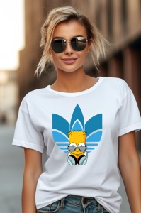 Femeie purtând ochelari de soare și un tricou alb cu un design de personaj animat cu căști, în fața unui logo stilizat Adidas de culoare albastră