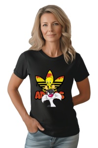 Femeie purtând un tricou negru cu un design de personaj animat galben deasupra unui logo stilizat Adidas, alături de un alt personaj animat alb dedesubt