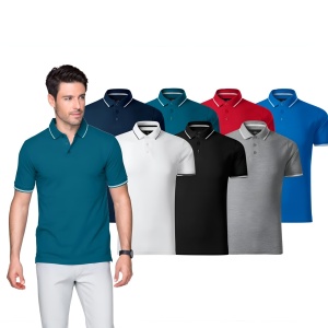 Barbat imbracat in tricou polo cu dunga la guler de culoare albastru prezentand culorile disponibile negru, alb, rosu, gri, albastru