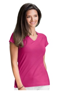 Tricou dama slim fit guler in v purpuriu purtat de o femeie tanara care prezinta tricoul pentru femei slim fit cu gulerul in V de culoare purpuriu