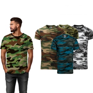 Barbat imbracat in tricou unisex camuflaj prezentand cele 4 nuante disponibile camuflaj petrol, camuflaj maro, camuflaj verde, camuflaj gri