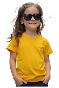 Tricou copii galben prezentat de copil fată