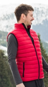Barbat imbracat in vesta usoara si calduroasa de culoare formula red