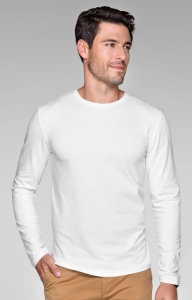 Barbat imbracat in bluza simpla confortabila de culoare alb